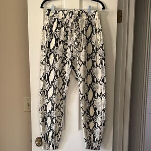 Women's Snake Print Jogger Pants - Black & White